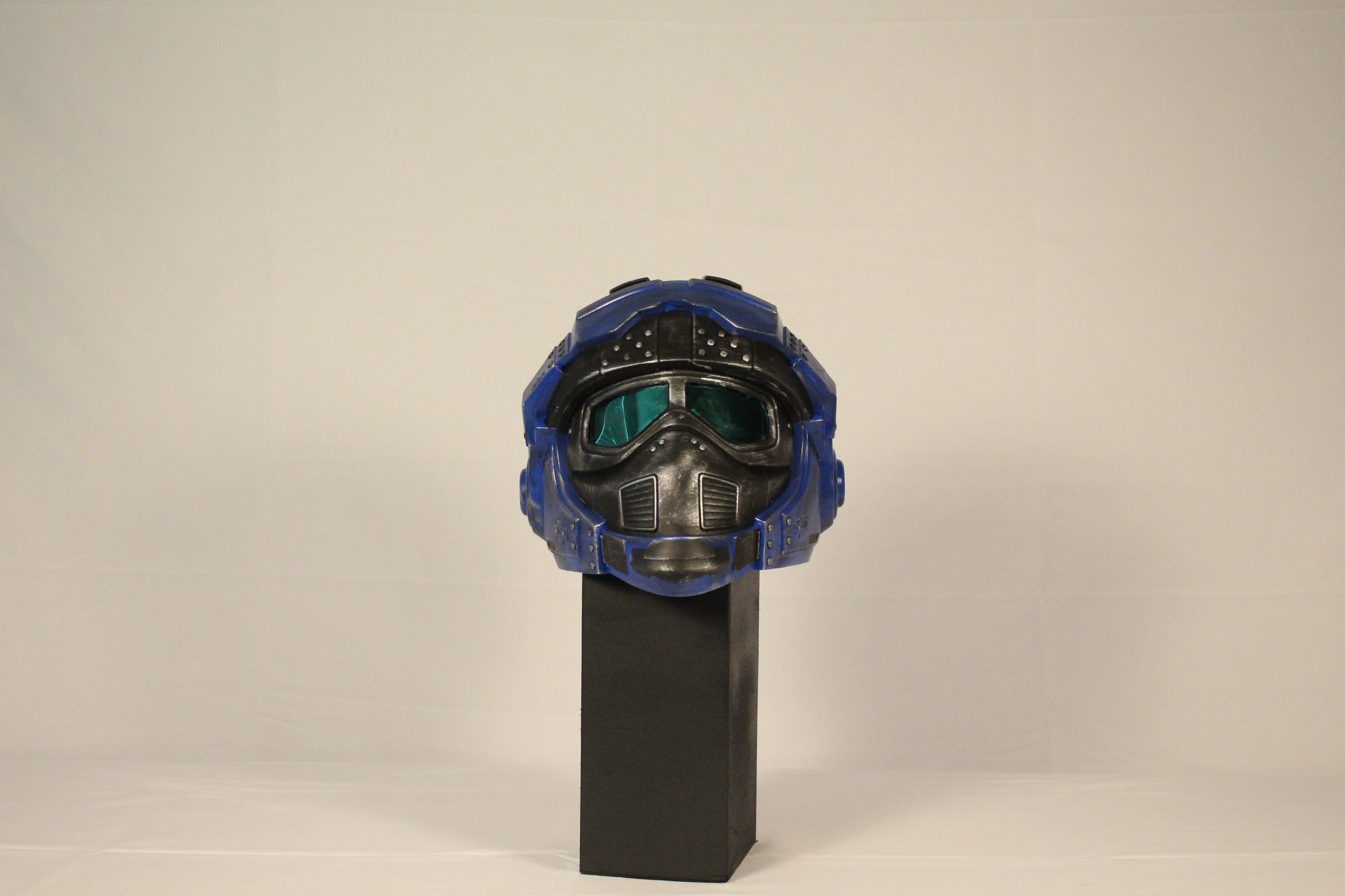 Benjamin Carmine GOW helmet cosplay prop side view