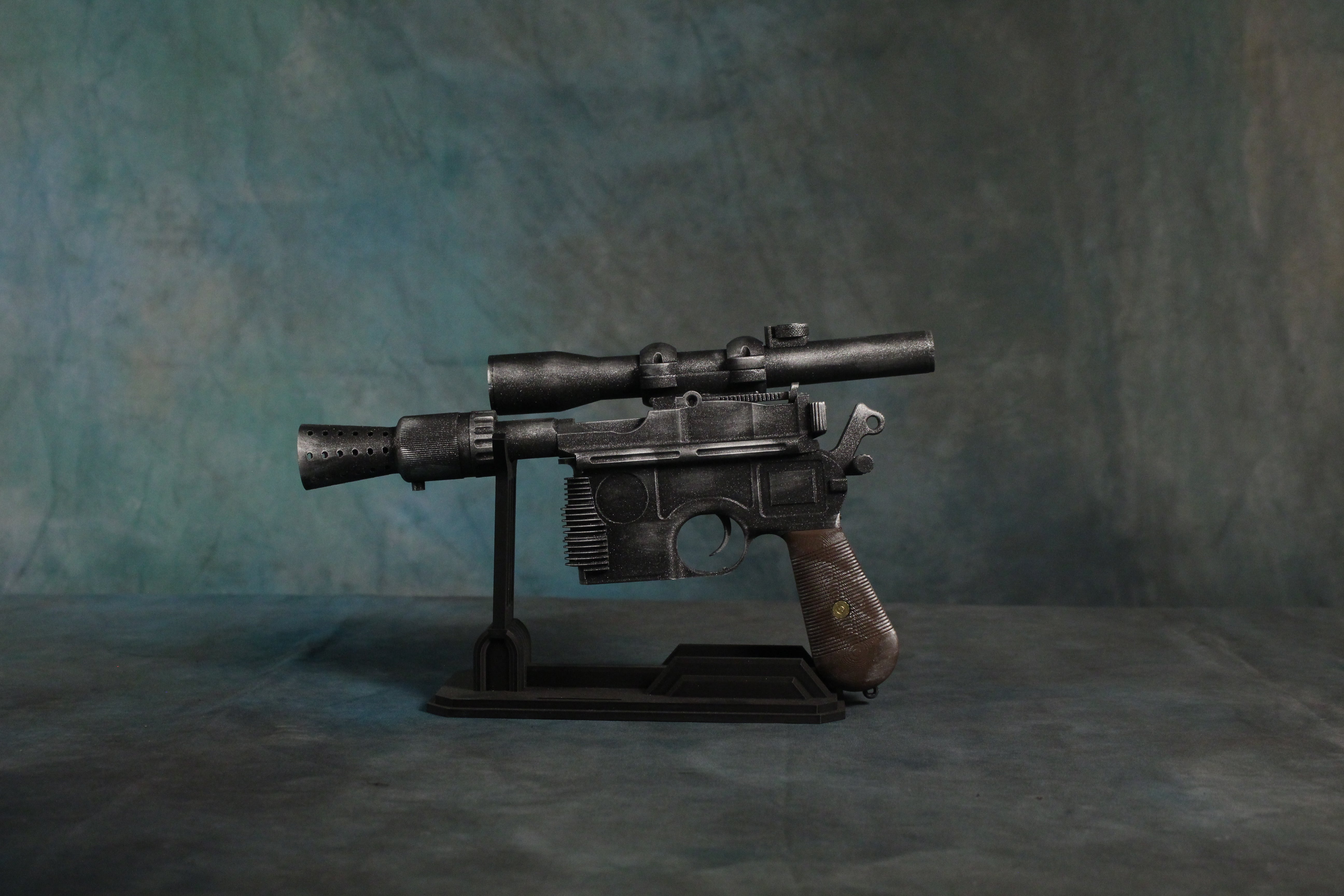 Han Solo DL-44 Blaster Star Wars 1:1 Cosplay Item Stand Included