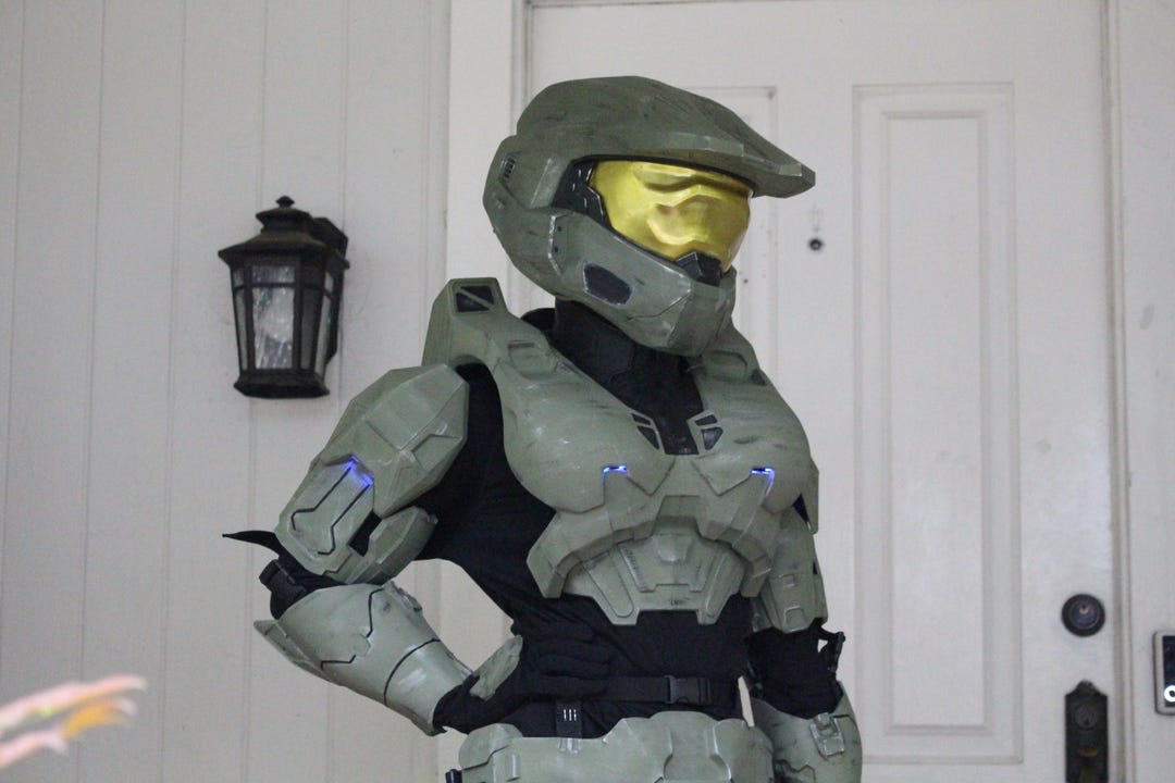 Wearable Feminine Masterchief Armor Set 1:1 unique feminine-cut Halo cosplay suit - handmade by Lone Star Cosplay