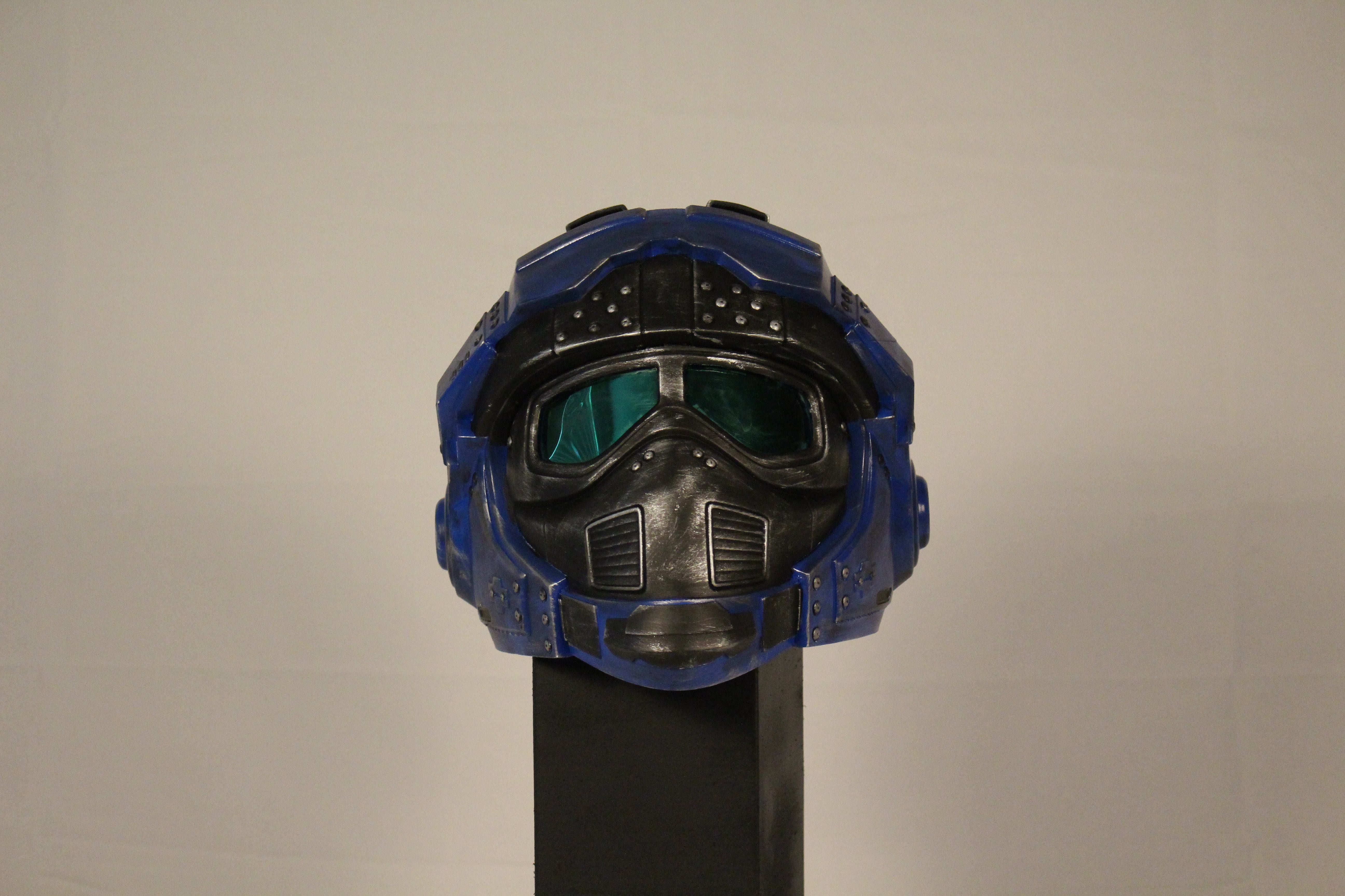 Benjamin Carmine helmet cosplay prop back view GOW
