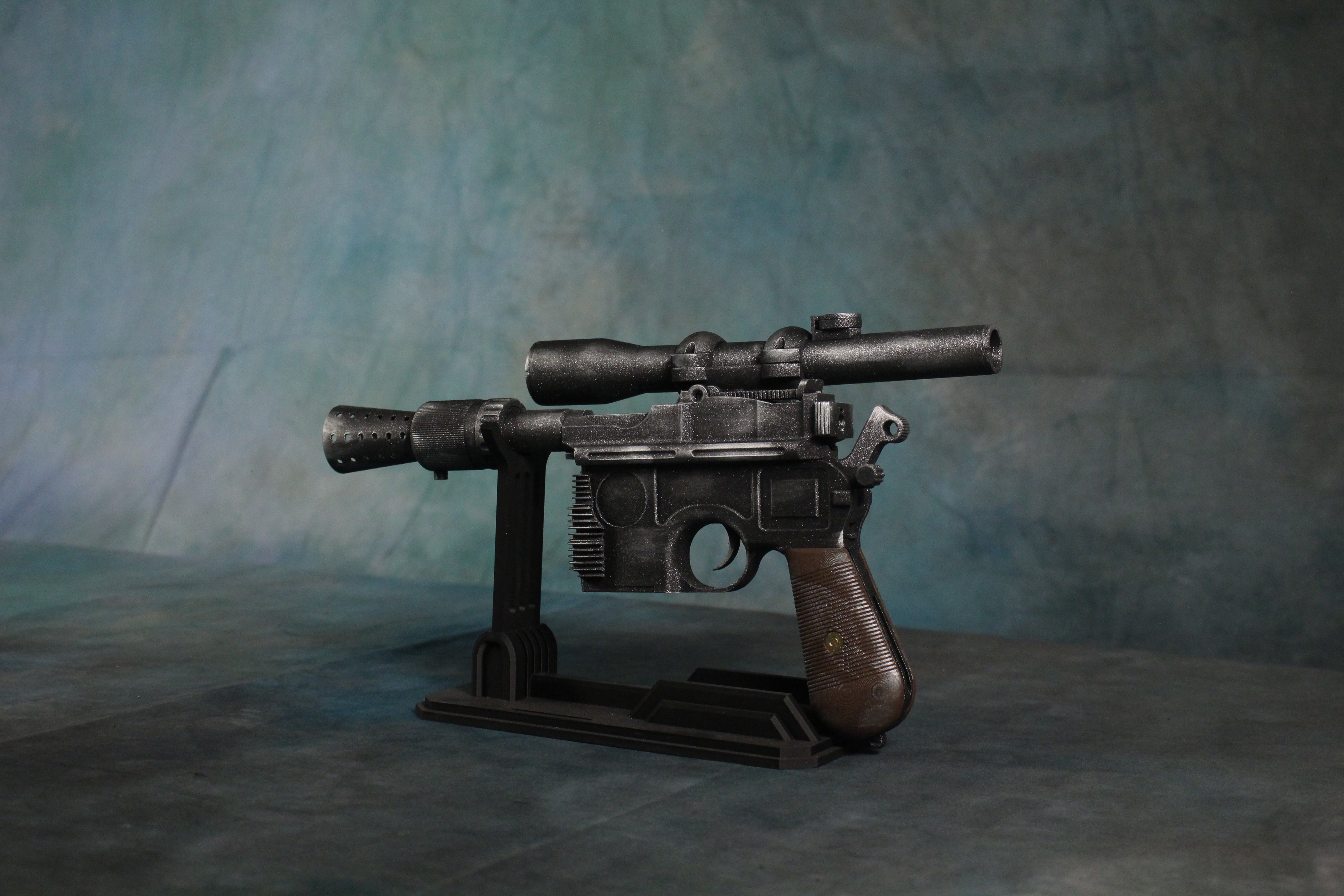 Han Solo DL-44 Blaster Star Wars 1:1 Cosplay Item Stand Included