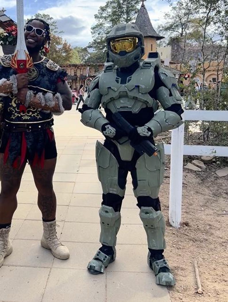 Halo Master Chief armor replica at event alongside other cosplayers